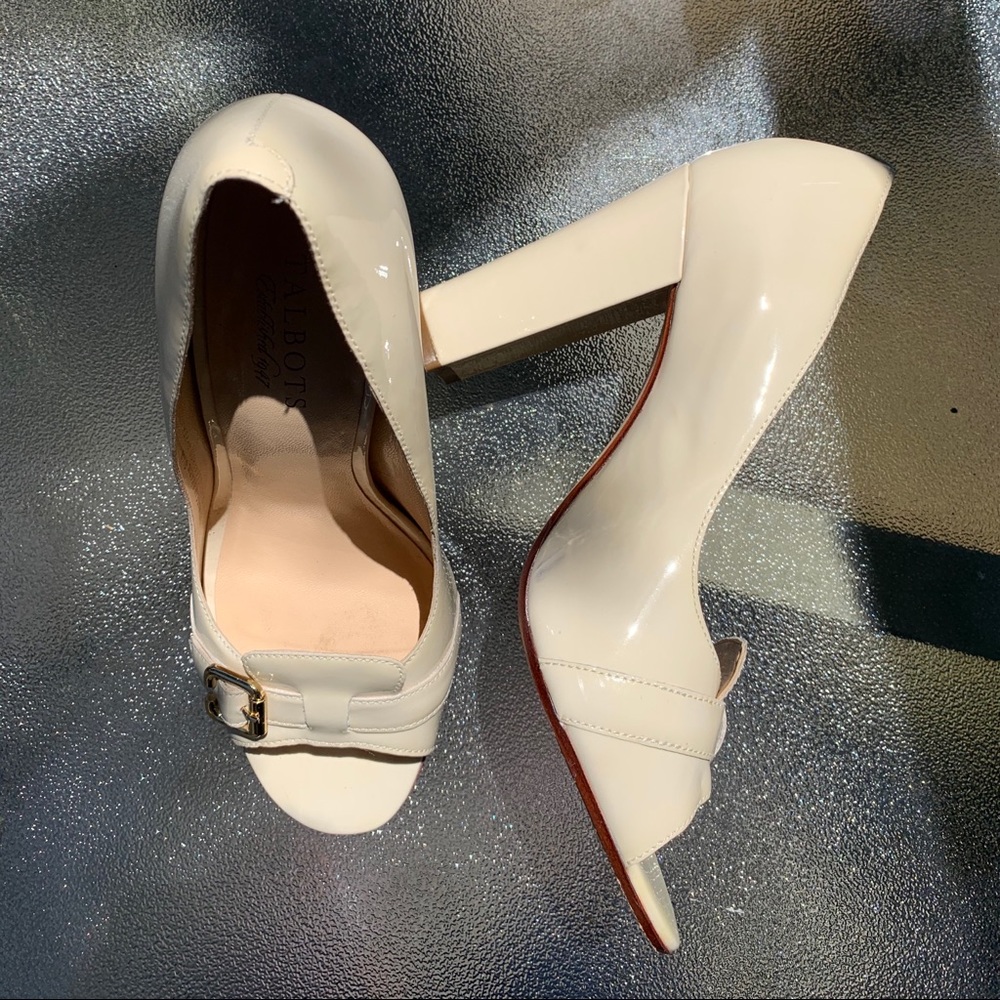 TALBOTS OPEN-TOED CREME HEELS 8.5